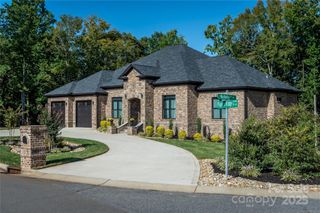 668 Players Ridge Road, Hickory, NC 28601