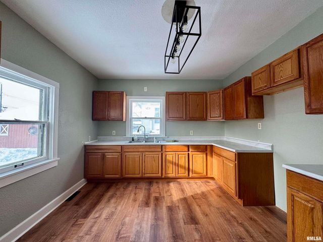 609 5TH Avenue S, Clinton, IA 52732