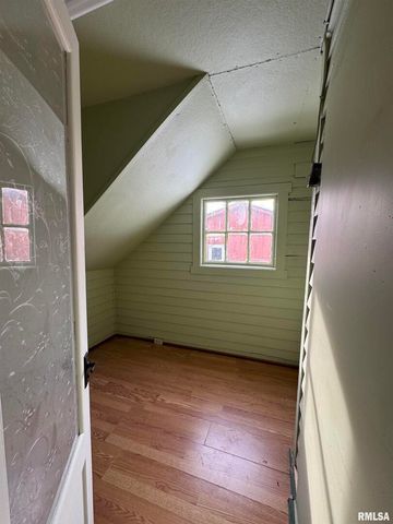 609 5TH Avenue S, Clinton, IA 52732