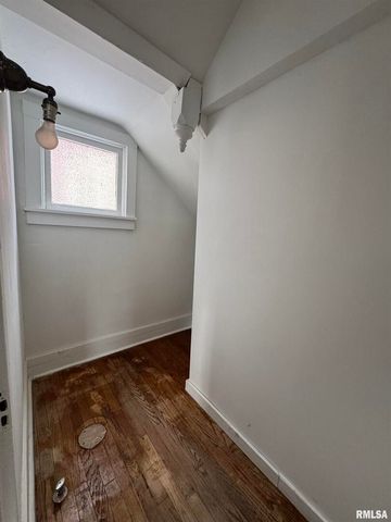 609 5TH Avenue S, Clinton, IA 52732