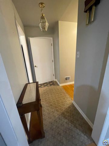 5313 SW 23rd TER, Topeka, KS 66614