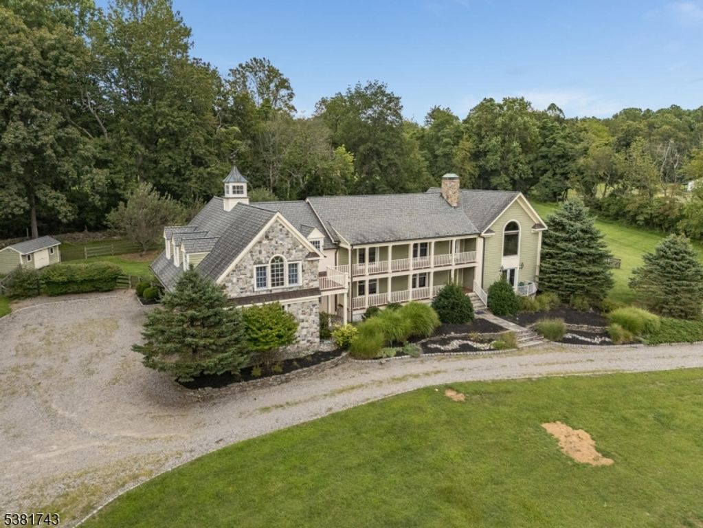 2 Sunset Farm Lane, Lebanon Twp., NJ 08826