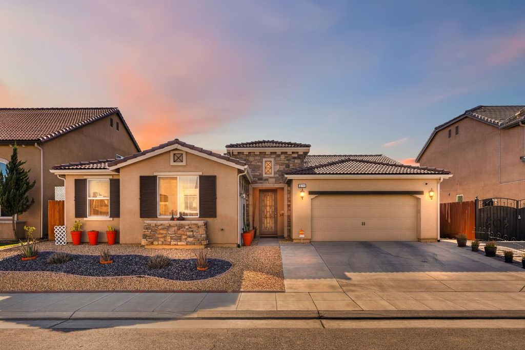 Image 1 of property listing at 674 Agua Dulce Avenue, Clovis, CA 93619