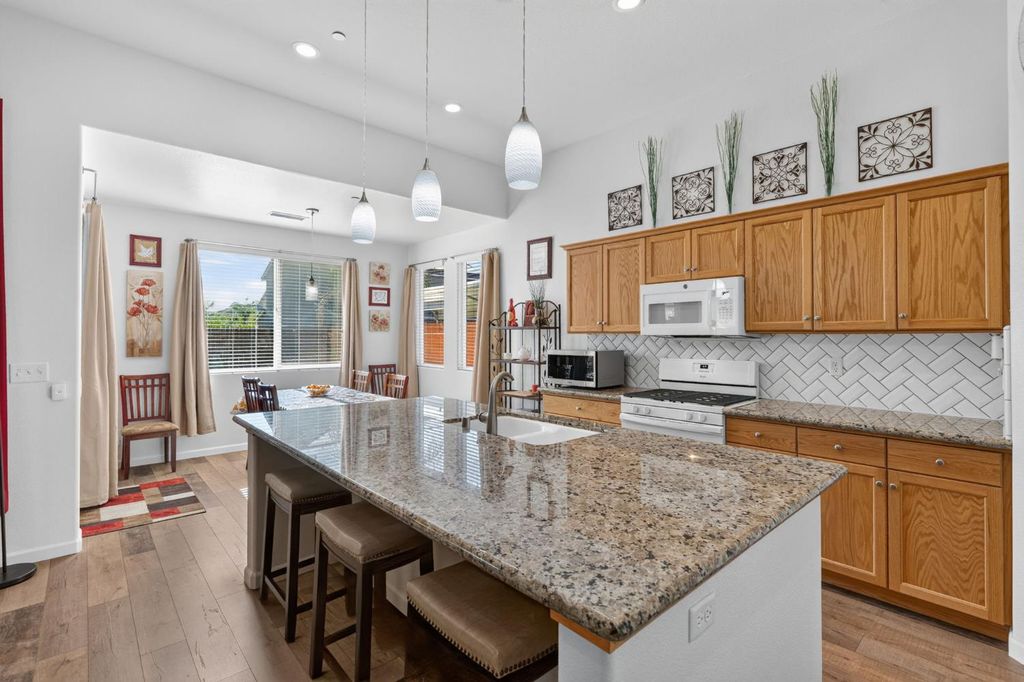 Image 11 of property listing at 674 Agua Dulce Avenue, Clovis, CA 93619