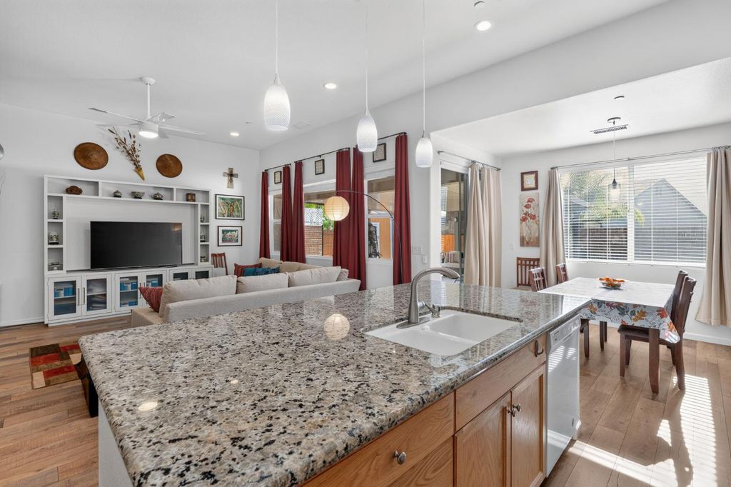 Image 12 of property listing at 674 Agua Dulce Avenue, Clovis, CA 93619
