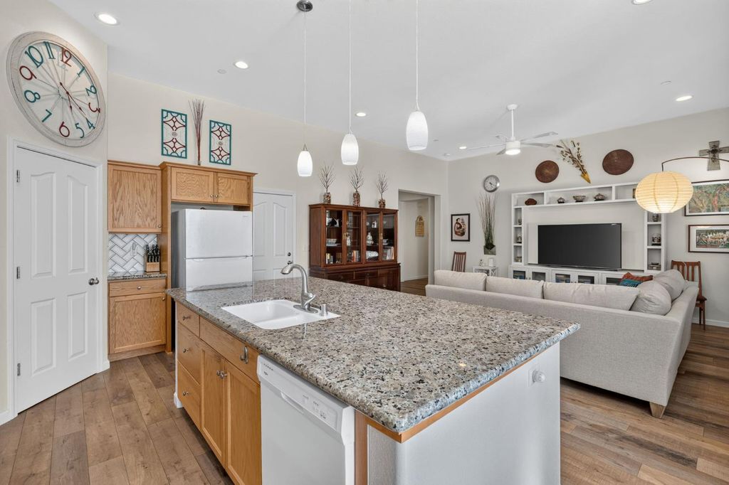Image 13 of property listing at 674 Agua Dulce Avenue, Clovis, CA 93619