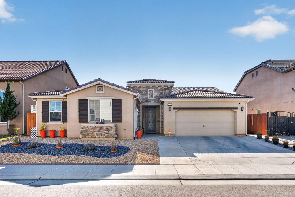 Image 2 of property listing at 674 Agua Dulce Avenue, Clovis, CA 93619