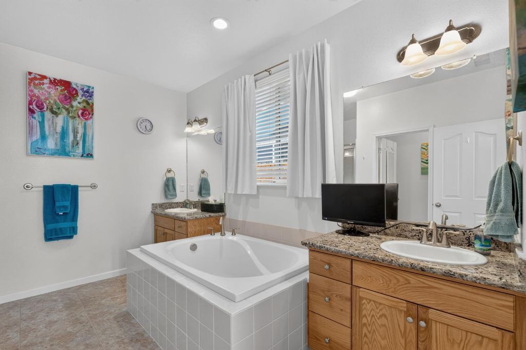 Image 22 of property listing at 674 Agua Dulce Avenue, Clovis, CA 93619