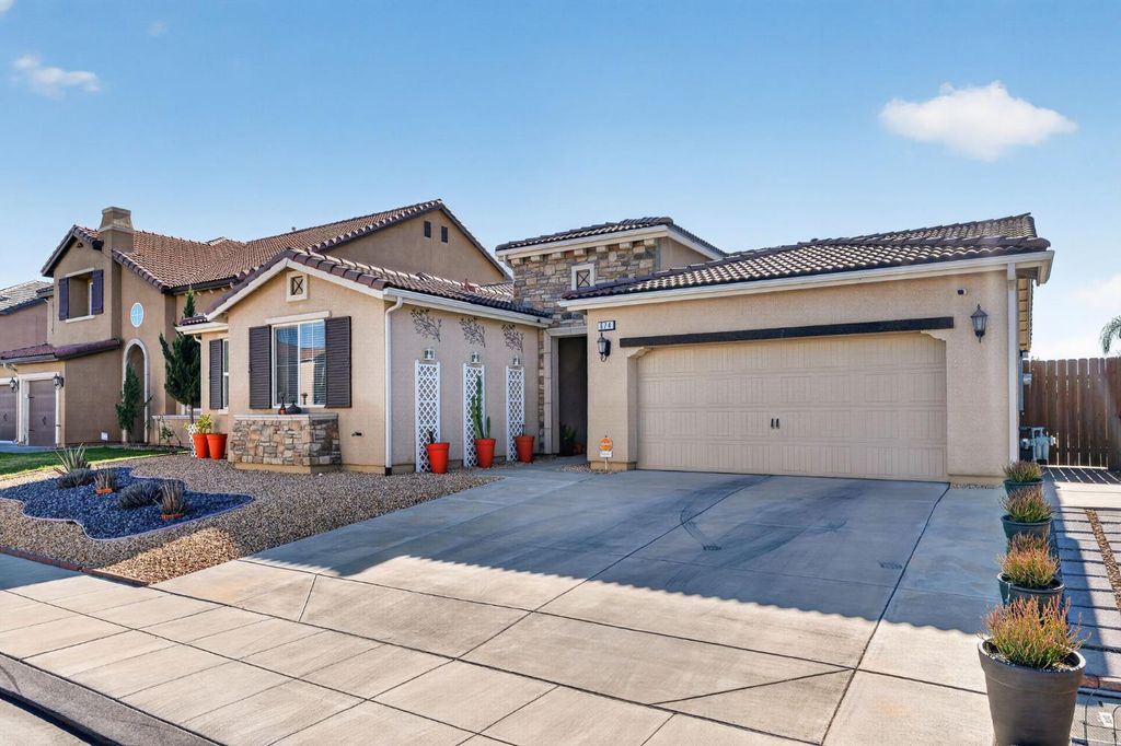 Image 3 of property listing at 674 Agua Dulce Avenue, Clovis, CA 93619