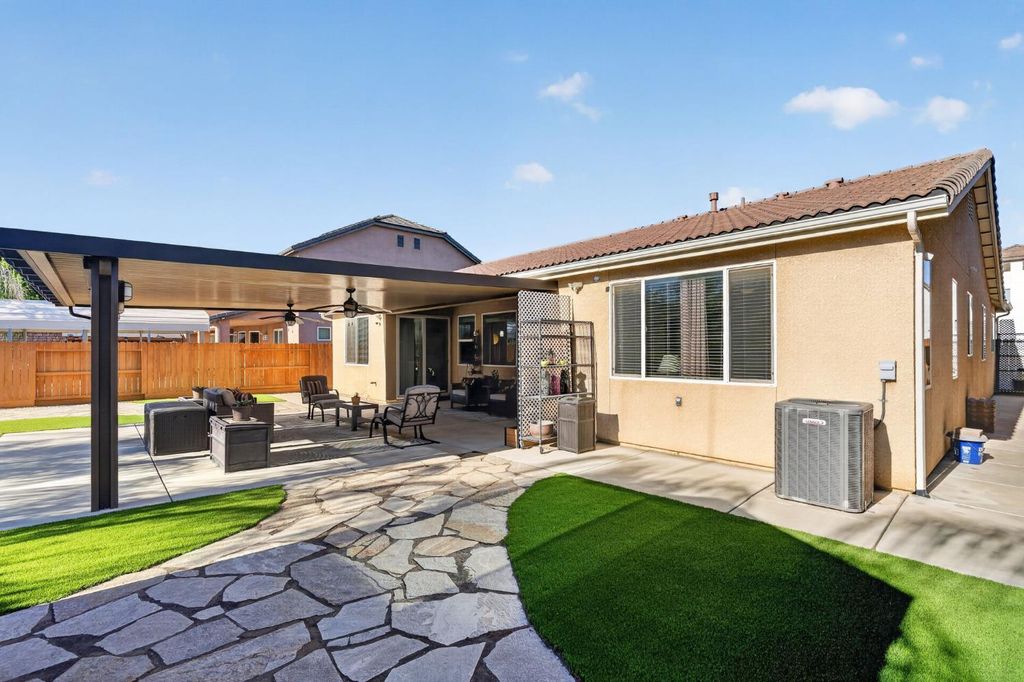 Image 31 of property listing at 674 Agua Dulce Avenue, Clovis, CA 93619