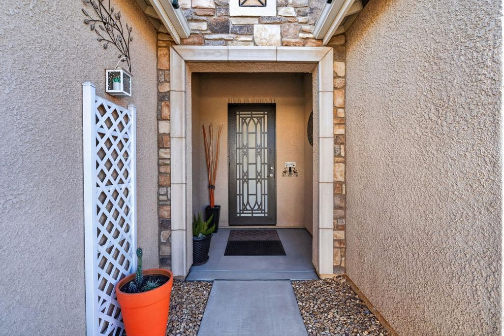 Image 5 of property listing at 674 Agua Dulce Avenue, Clovis, CA 93619