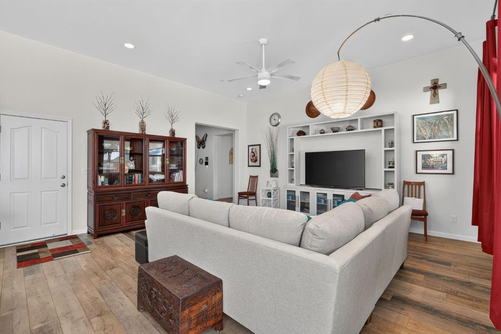 Image 9 of property listing at 674 Agua Dulce Avenue, Clovis, CA 93619