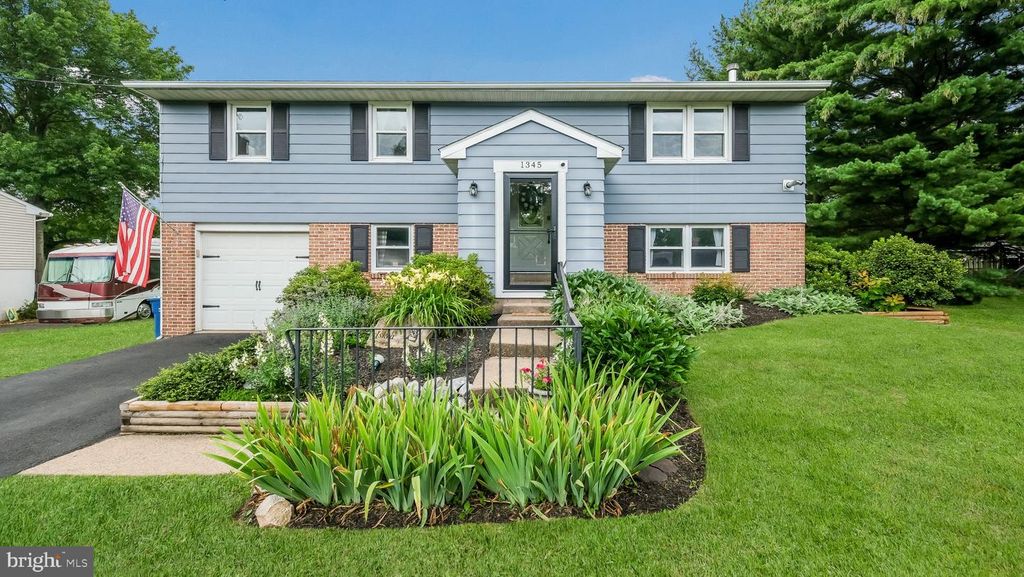1345 MEADOW LN, Perkasie, PA 18944