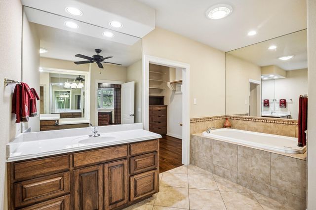 101 Flint Rock TRL, Spicewood, TX 78669