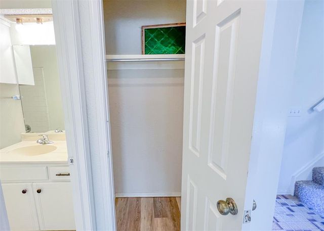 16 Coventry Court, Edmond, OK 73012