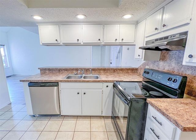 16 Coventry Court, Edmond, OK 73012