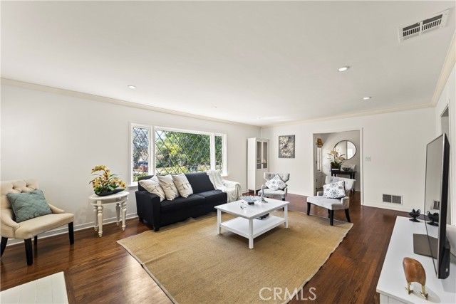 2205 Las Lunas, Pasadena, CA 91107