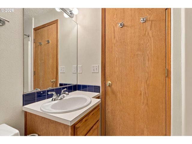 4721 Sw BRUGGER St, Portland, OR 97219