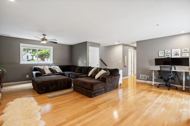 1207 Silverwood Road, Woodbury, MN 55125