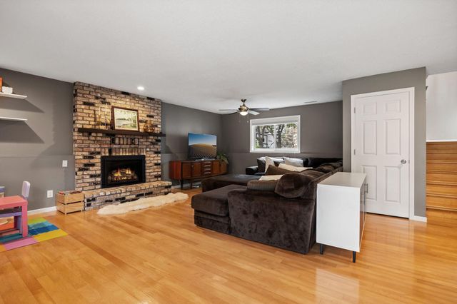 1207 Silverwood Road, Woodbury, MN 55125