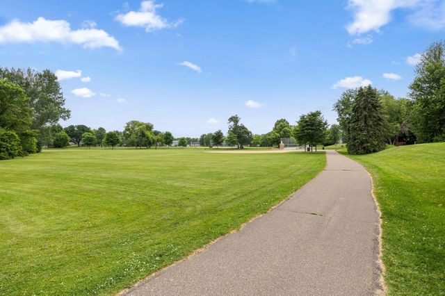 1207 Silverwood Road, Woodbury, MN 55125