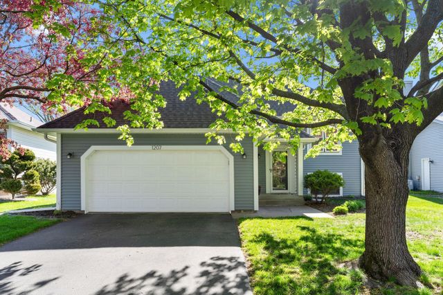 1207 Silverwood Road, Woodbury, MN 55125