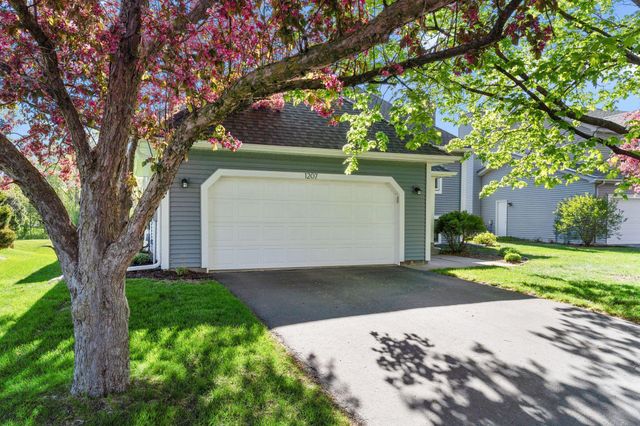 1207 Silverwood Road, Woodbury, MN 55125