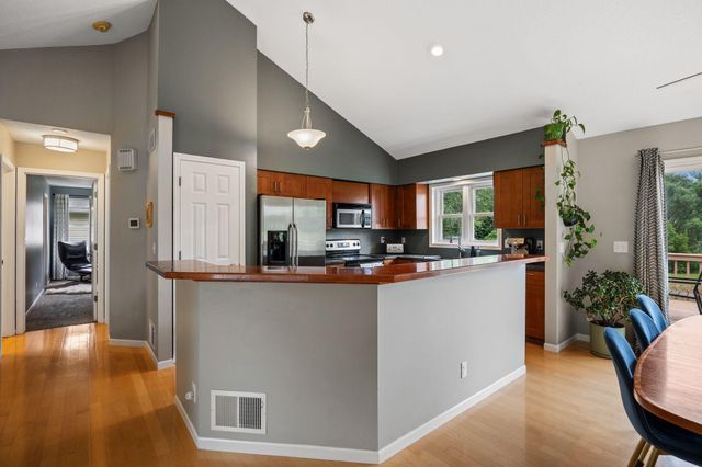 1207 Silverwood Road, Woodbury, MN 55125