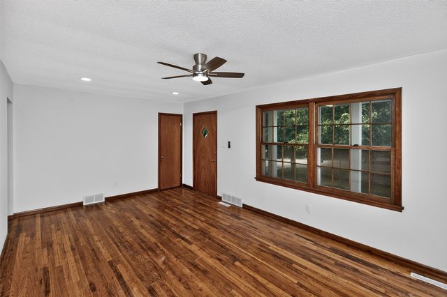 8105 Suncrest Drive, Des Moines, IA 50320