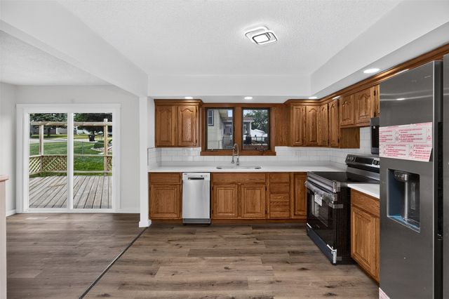 8105 Suncrest Drive, Des Moines, IA 50320