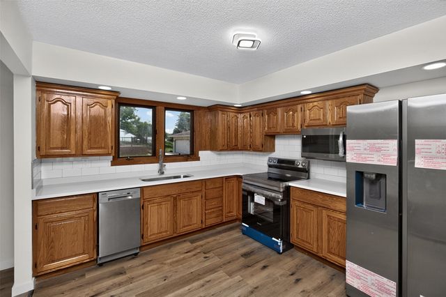 8105 Suncrest Drive, Des Moines, IA 50320