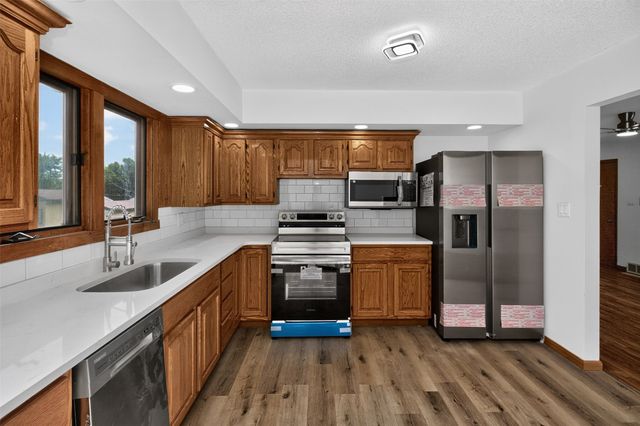 8105 Suncrest Drive, Des Moines, IA 50320