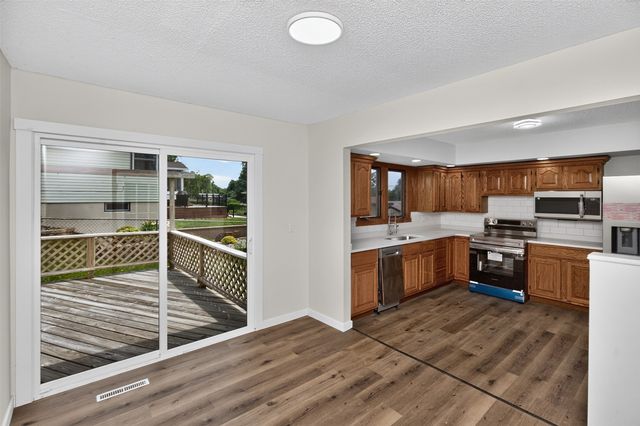 8105 Suncrest Drive, Des Moines, IA 50320