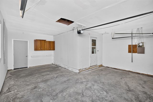 8105 Suncrest Drive, Des Moines, IA 50320