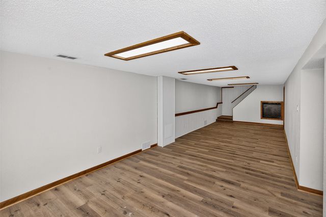 8105 Suncrest Drive, Des Moines, IA 50320
