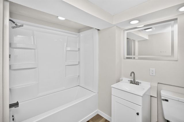 8105 Suncrest Drive, Des Moines, IA 50320