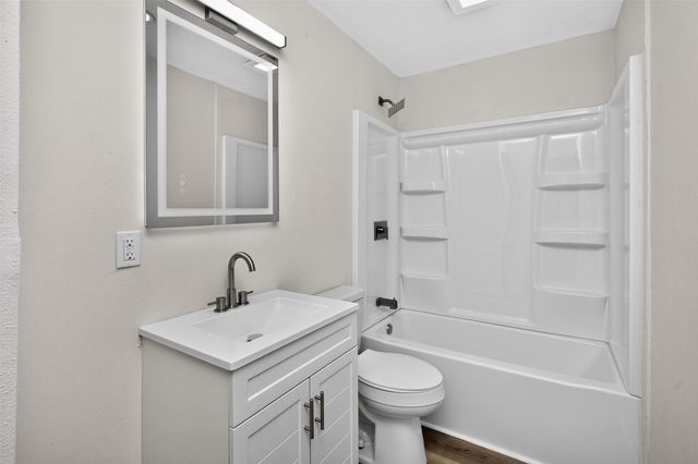 8105 Suncrest Drive, Des Moines, IA 50320