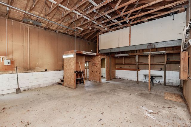 8105 Suncrest Drive, Des Moines, IA 50320