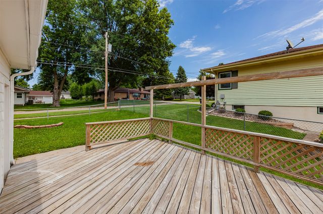 8105 Suncrest Drive, Des Moines, IA 50320
