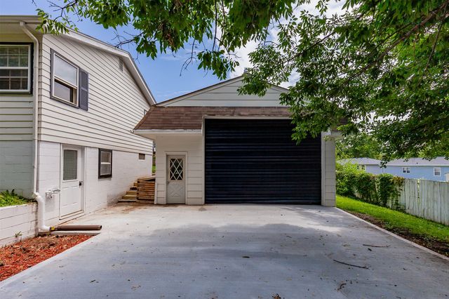 8105 Suncrest Drive, Des Moines, IA 50320
