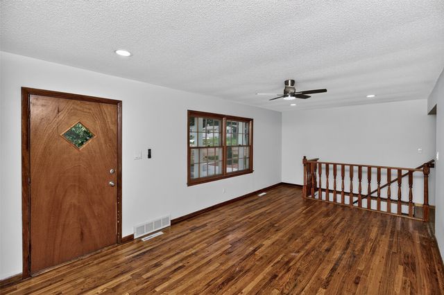 8105 Suncrest Drive, Des Moines, IA 50320