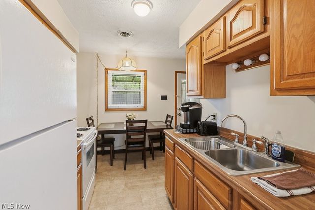 39 Castle Drive, Stow, OH 44262