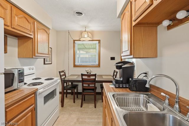 39 Castle Drive, Stow, OH 44262