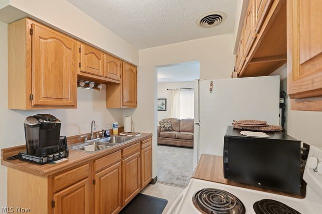 39 Castle Drive, Stow, OH 44262