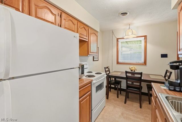 39 Castle Drive, Stow, OH 44262