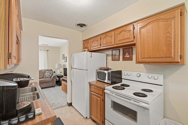 39 Castle Drive, Stow, OH 44262