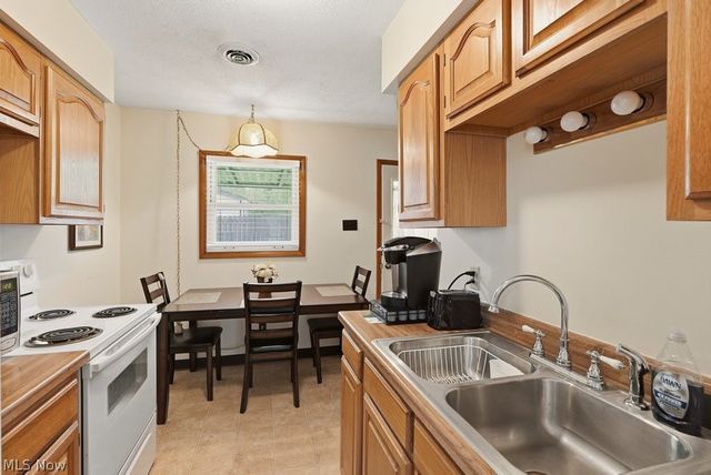 39 Castle Drive, Stow, OH 44262