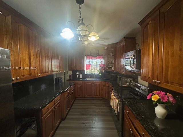 410 NW 98th St, Miami, FL 33150