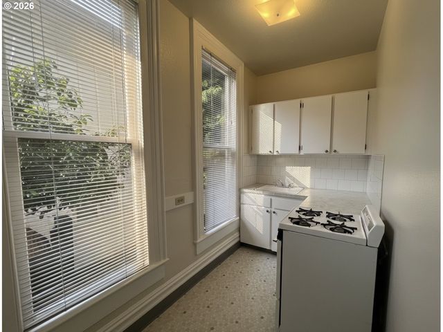 2625 Se STARK St, Portland, OR 97214