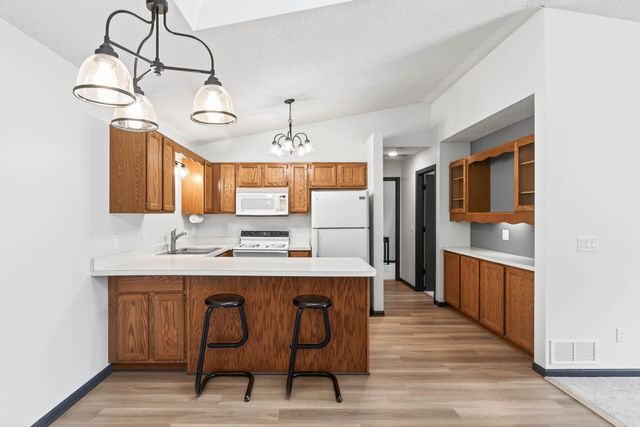 14025 44th Place N 4, Plymouth, MN 55446